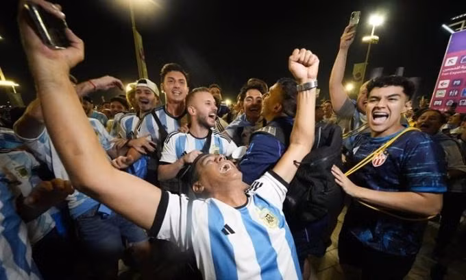 Cổ động viên Argentina từ hồi hộp đến vỡ oà hạnh phúc khi Messi bừng sáng giúp đội nhà đánh bại Mexico.