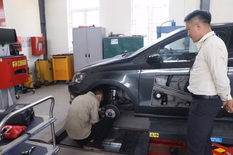 Sinh viên Trường Cao đẳng Kỹ thuật Việt - Đức Hà Tĩnh học thực hành nghề kỹ thuật ô tô.