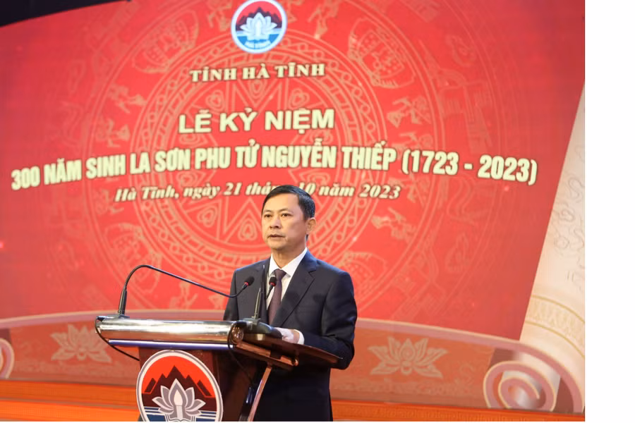 Ông Lê Ngọc Châu - Phó Chủ tịch UBND tỉnh Hà Tĩnh tóm tắt tiểu sử của danh nhân La Sơn phu tử Nguyễn Thiếp. (Ảnh: Vũ Long).
