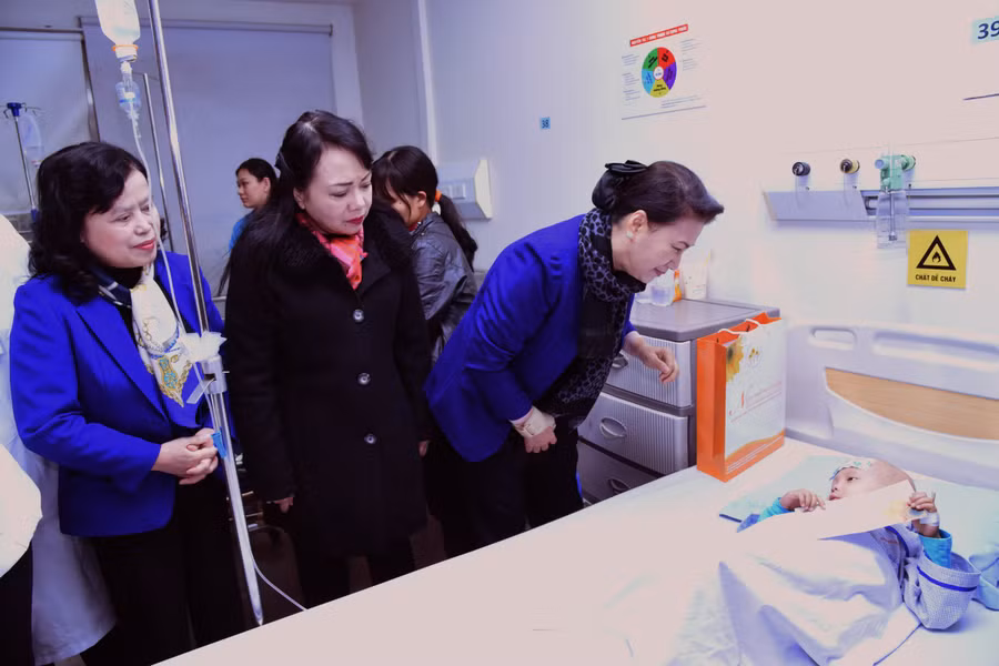 Bà Nguyễn Thị Kim Tiến, Bộ trưởng Bộ Y tế (đứng giữa) cùng Lãnh đạo Quỹ Ngày mai tươi sáng trao quà cho các bệnh nhân ung thư nghèo đang điều trị tại Khoa ung bướu – Bệnh viện Đa khoa tỉnh Hà Tĩnh