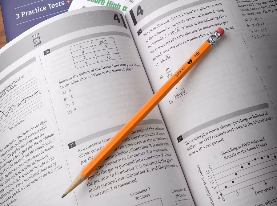 SAT và ACT là hai bài kiểm tra chuẩn hóa năng lực được sử dụng rộng rãi trên thế giới.