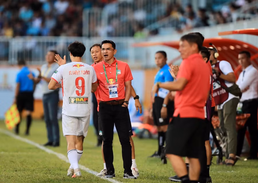 Kiatisak đang hồi sinh tiền đạo Văn Toàn. 