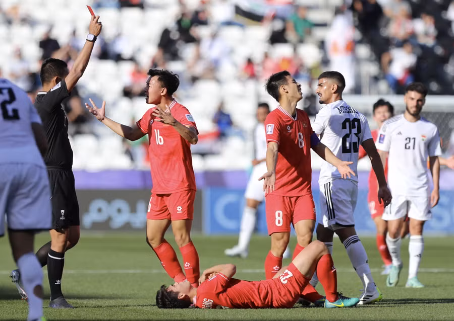 Khuất Văn Khang phải nhận thẻ đỏ đáng tiếc trận gặp Iraq tại Asian Cup 2023.
