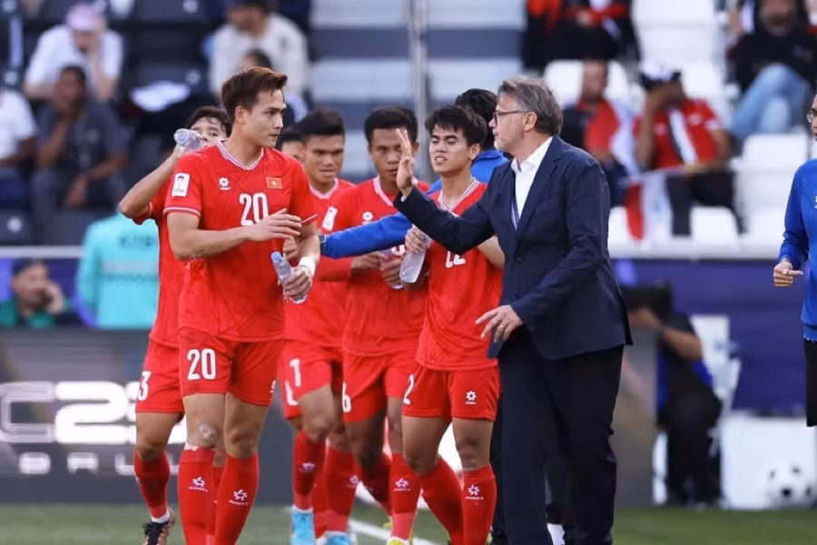 Trung vệ Việt Anh thi đấu nổi bật dưới trướng HLV Philippe Troussier tại Asian Cup 2023. Trung vệ Việt Anh thi đấu nổi bật dưới trướng HLV Philippe Troussier tại Asian Cup 2023.