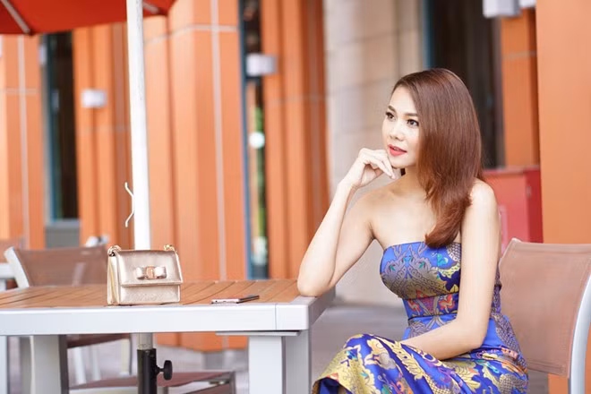 Thanh Hằng diện váy gấm gợi cảm trên đường phố Singapore