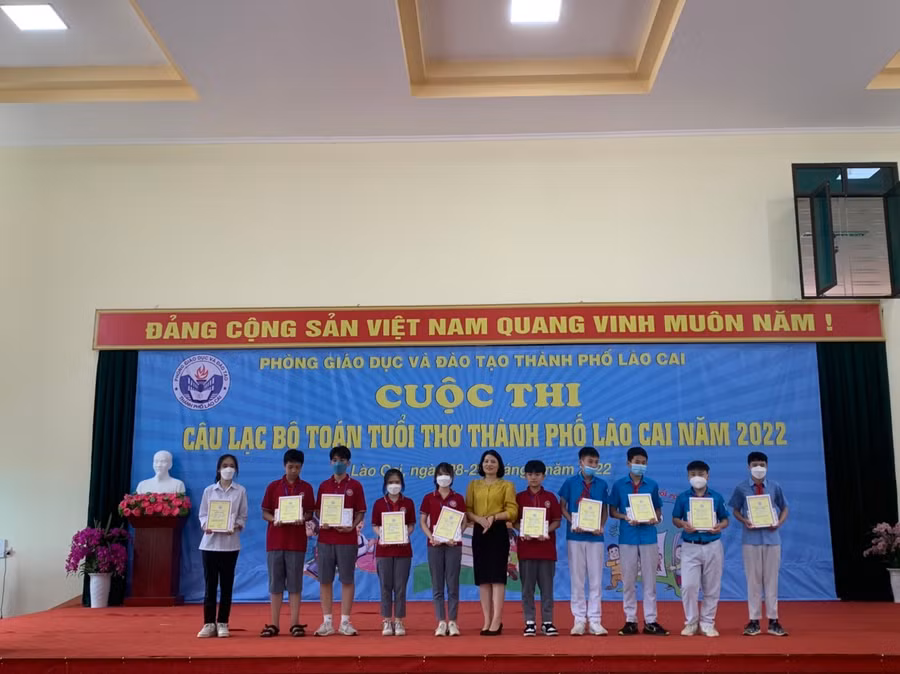 Bà Trần Thị Thùy Dung (đứng giữa) - Trưởng phòng GD&amp;ĐT thành phố Lào Cai trao giải cá nhân cho học sinh.
