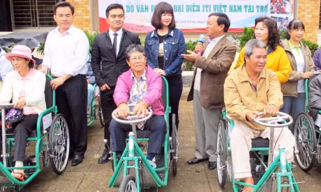 Ca ngan nguoi khuyet tat, nguoi ngheo duoc tang xe lan, the BHYT - Anh 1