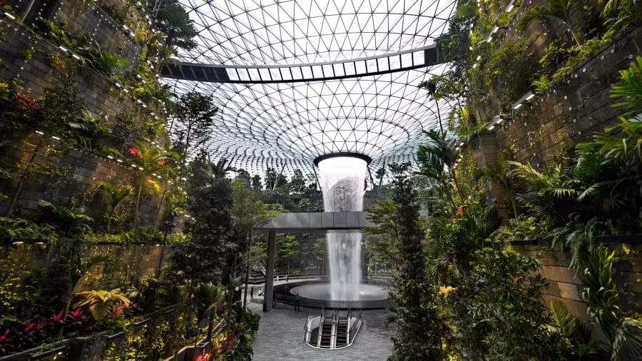 Sau 4 năm xây dựng, sân bay Jewel Changi được chờ đợi từ lâu của Singapore đã chính thức hoạt động vào tháng 4.