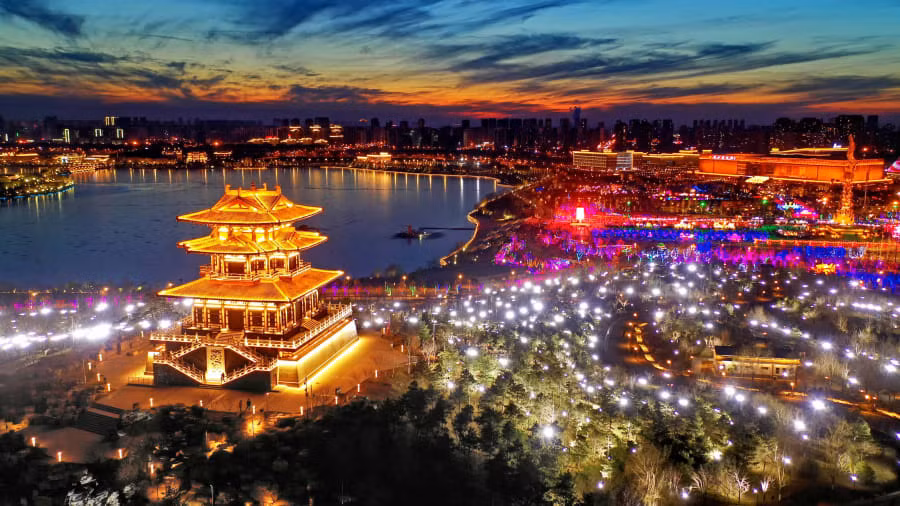Đèn lồng chiếu sáng bầu trời trên Công viên Nam Hồ trong một hội chợ để chào mừng Lễ hội đèn lồng Trung Quốc, diễn ra vào ngày 19/2.