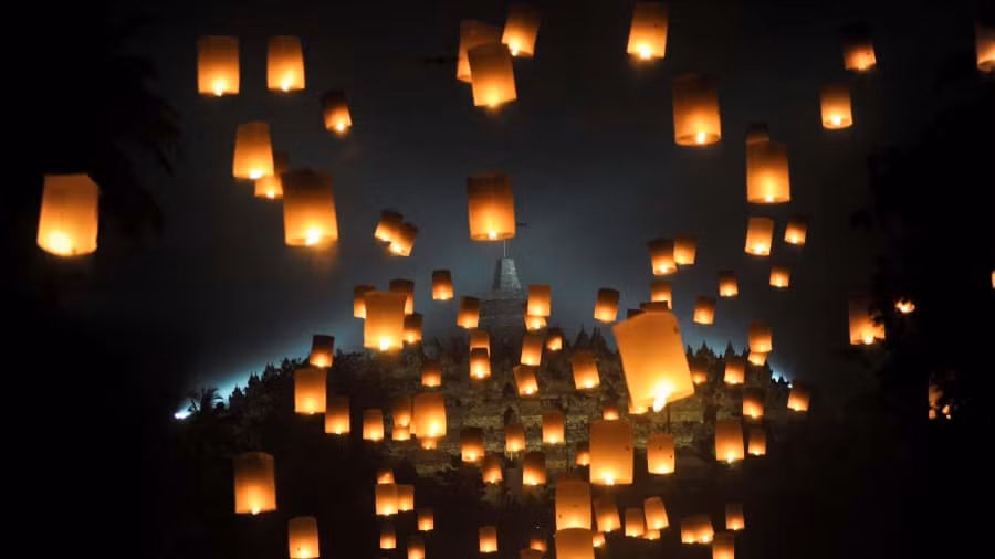 Đèn trời được thả trong Lễ Phật Đản ở Magelang (Indonesia).