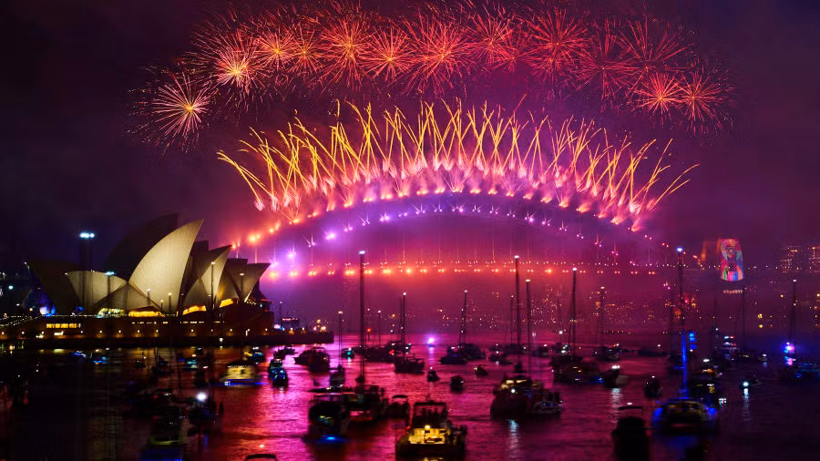 Pháo hoa mừng năm mới trên Cầu Cảng Sydney và Nhà hát Opera (Australia).
