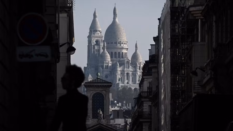 Nhà thờ Sacré-Cœur, một nhà thờ Công giáo La Mã, đứng trên ngọn đồi Montmartre, điểm cao nhất ở thủ đô của Pháp.