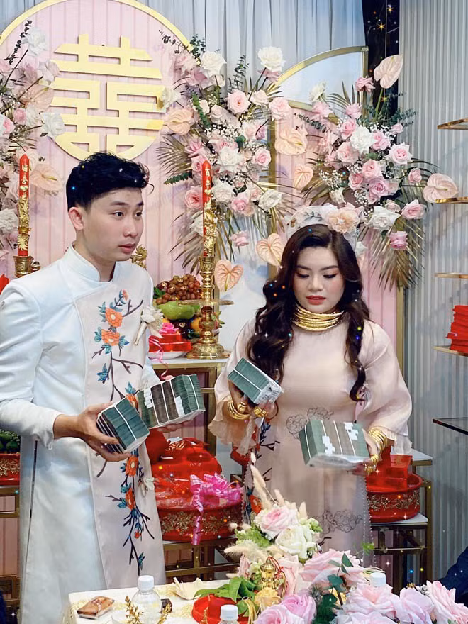 Dân mạng "hoa mắt" trước cô dâu đeo vàng kín người ở Sài Gòn ảnh 3