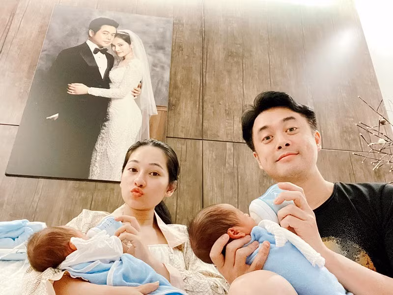 Sara Ngọc Duyên khoe khoảnh khắc được chồng Dương Khắc Linh hỗ trợ chăm con.