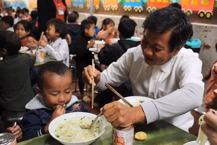 Ông Đoàn Ngọc Hải gây ấn tượng mạnh trực tiếp bưng phở cho học sinh ở U Minh ảnh 3