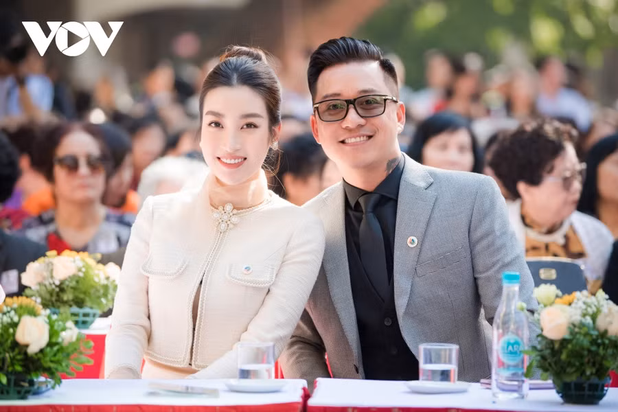 Hoa hậu Đỗ Mỹ Linh có dịp hội ngộ người anh - nam ca sĩ Tuấn Hưng tại lễ kỷ niệm 65 năm thành lập trường THPT Việt Đức. Ảnh: VOV