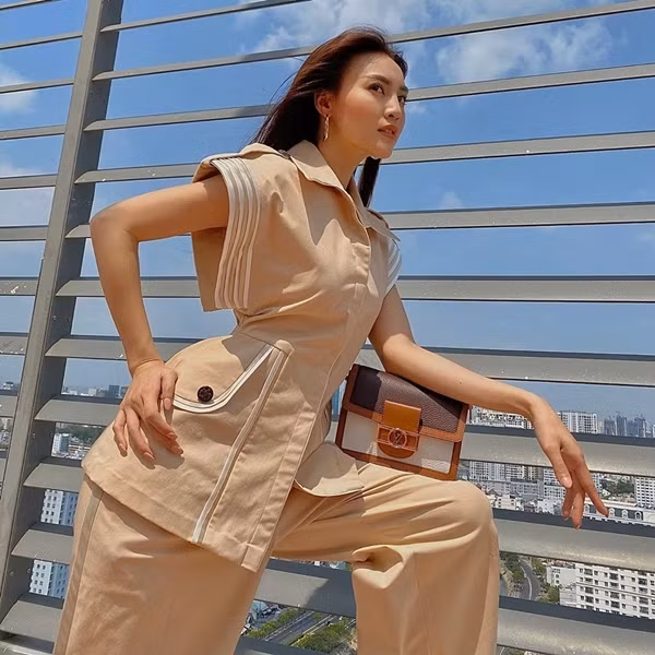 Mầu nâu be luôn là màu thời trang mà Ninh Dương Lan Ngọc yêu thích. Nữ diễn viên khá chuộng các thiết kế thuộc tông màu nâu, be nhã nhặn pha trộn giữa nét cổ điển với các chi tiết hiện đại.