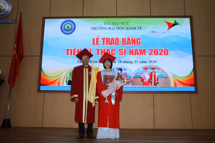 PGS.TS Trần Văn Hòa lần lượt trao bằng cho các tân Tiến sĩ.