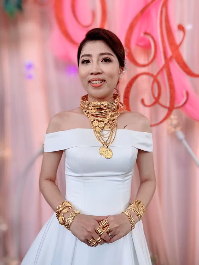 Hình ảnh cô dâu trẻ trên người đeo kín vàng cũng nhận về rất nhiều quan tâm trên mạng xã hội hồi tháng 7/2019.