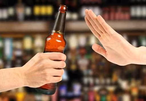 Hãy từ chối uống rượu nếu không muốn góp phần làm giảm chức năng gan.