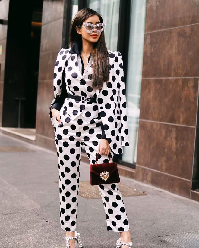 Luôn có gu thời trang xuất sắc khi thì nữ tính, lúc lại phong cách, cá tính mạnh mẽ như một fashionista chính hiệu.