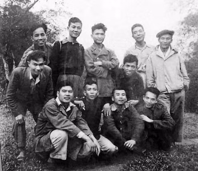 Các nhà văn đi kháng chiến, hàng đứng từ trái sang: Nguyễn Đỗ Cung, Học Phi, Nguyễn Xuân Sanh, Chế Lan Viên, Hoàng Trung Thông, Nguyễn Huy Tưởng, Tô Hoài. Hàng ngồi từ trái sang: Nguyễn Đình Thi, Kim Lân, Nguyên Hồng, Nam Cao