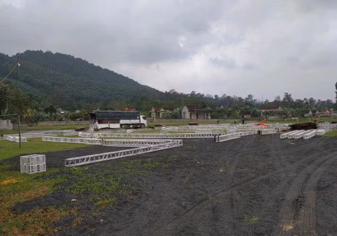 Sân bóng nơi diễn ra đám cưới của Công Phượng. Phía nhà trai đang chuẩn bị dựng khung rạp từ 5 ngày trước ngày cưới. Ảnh: CĐV SLNA.