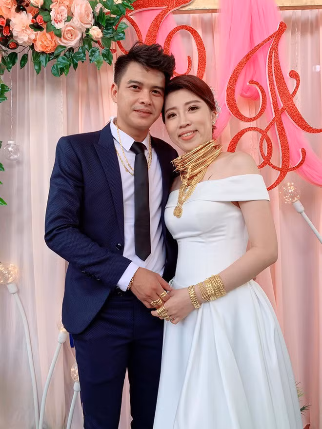 Tâm điểm của bức ảnh được cộng đồng mạng chú ý đến chi tiết vàng đeo đầy người cô dâu.