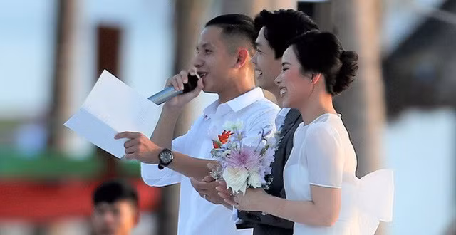 Hồng Duy làm MC trong đám cưới Công Phượng - Viên Minh. Ảnh: thethao247.