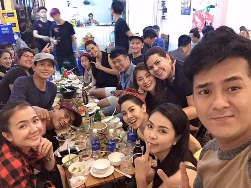 Hùng Thuận còn kinh doanh mở quán ăn hải sản được nhiều sao Việt ủng hộ.