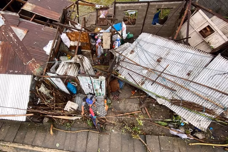 Tigaon, tỉnh Camarines Sur tan hoang sau bão.