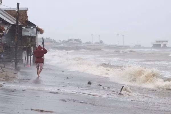 Sóng lớn tràn bờ khi bão Goni đổ bộ vào vùng Sorsogon. Ảnh: AP.
