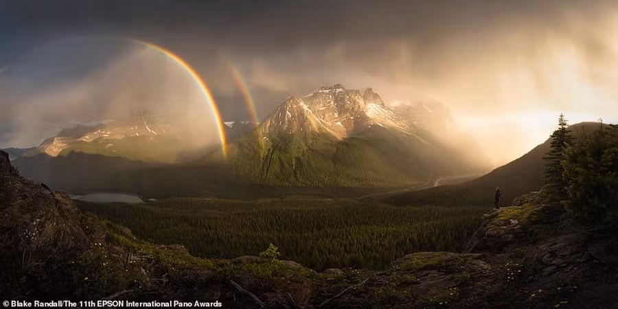 Thung lũng Bella Coola ở British Columbia, Canada, ảnh chụp của nhiếp ảnh gia Blake Randall. Ảnh: Dailymail.