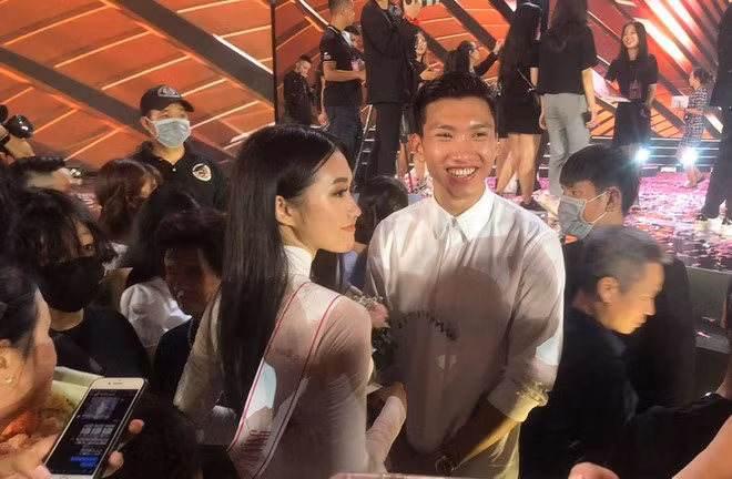Hình ảnh khiến người hâm mộ chú ý của Đoàn Văn Hậu bên cạnh Doãn Hải My. Ảnh: Thanh niên.