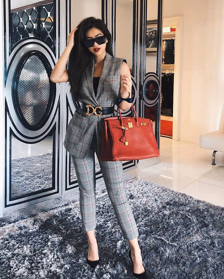 Tiên Nguyễn sinh năm 1997, tên thật Nguyễn Thảo Tiên. Cô là con gái của doanh nhân Johnathan Hạnh Nguyễn.