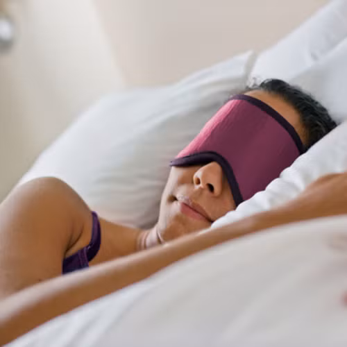 2. Ngủ đủ và dậy sớm Các chuyên gia cho biết, nếu muốn giảm cân, bạn cần ngủ trung bình 8 tiếng rưỡi mỗi ngày, bạn sẽ không cảm thấy thèm ăn, nhất là các đồ ăn vặt nhiều đường và muối. Hãy cố gắng sắp xếp thời gian đi ngủ sớm và dậy sớm vào buổi sáng nếu muốn cân nặng được cải thiện. lo2-8244-1414140913.jpg