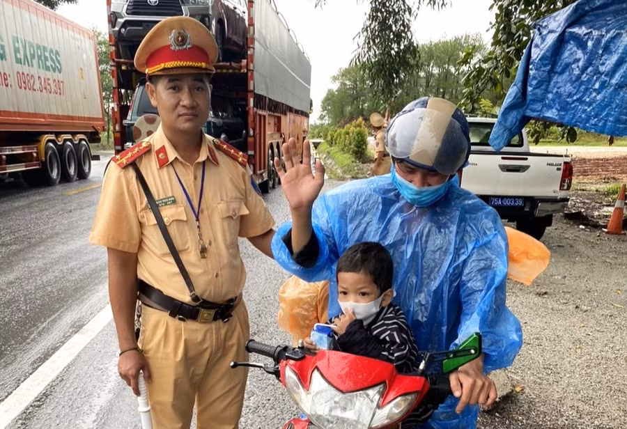 Một hành động đẹp của lực lượng CSGT.