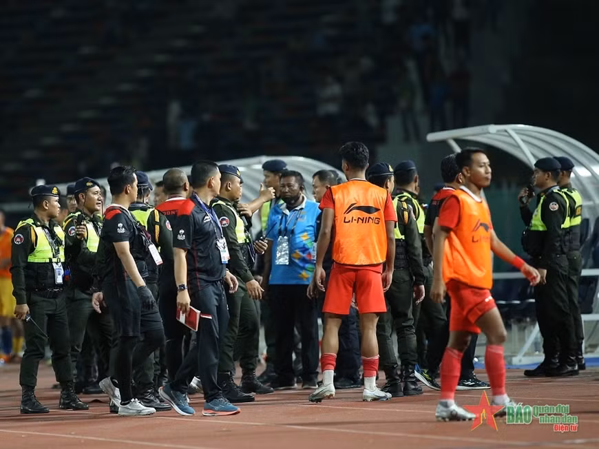 Cầu thủ Indonesia và Thái Lan ẩu đả, cảnh sát Campuchia phải vào cuộc. Cầu thủ Indonesia và Thái Lan ẩu đả, cảnh sát Campuchia phải vào cuộc.