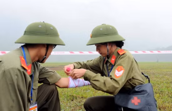 Học sinh thi thực hành nội dung băng bó cứu thương tại Hội thao GDQP-AN học sinh THPT toàn quốc lần thứ II năm 2017. Ảnh: Việt Hà
