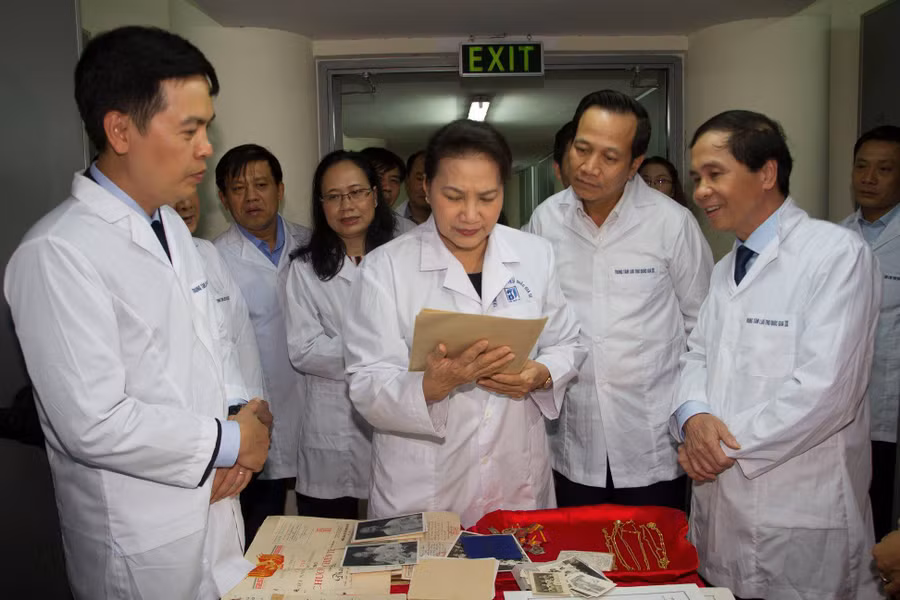 Chủ tịch Quốc hội Nguyễn Thị Kim Ngân thăm một số hiện vật tại Trung tâm Lưu trữ quốc gia III