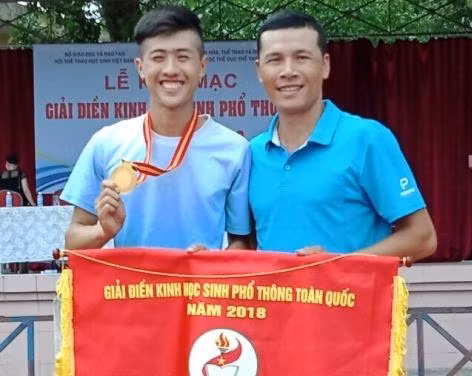 Học sinh Nguyễn Đức Minh Anh (bên trái)