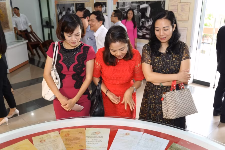 Khách đến tham gia trưng bày