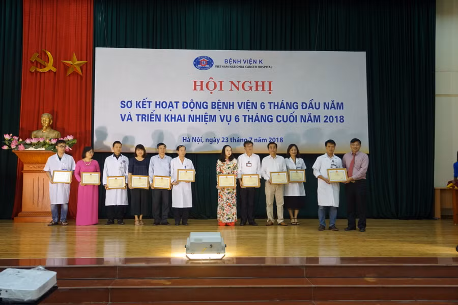 Các tác giả đoạt giải lên nhận bằng khen của BTC