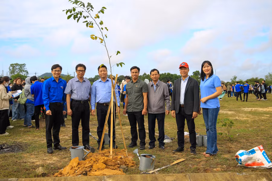 Lãnh đạo ĐH Huế cùng các thầy, cô chụp ảnh lưu niệm tại chương trình “Tết trồng cây Xuân Giáp Thìn 2024”.