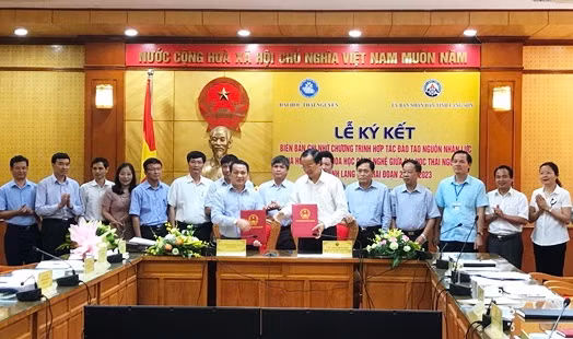 GS.TS Phạm Hồng Quang và ông Phạm Ngọc Thưởng kí kết các văn bản hợp tác 