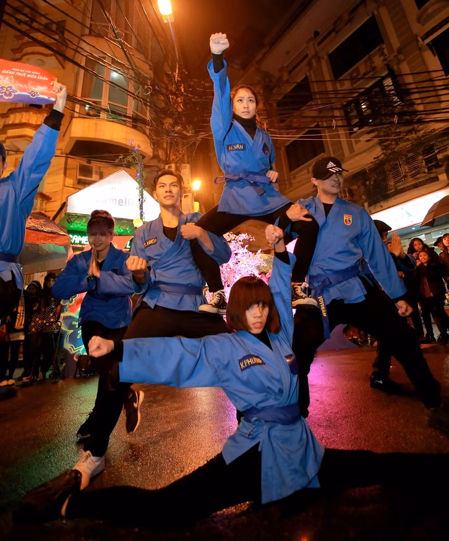 Những cô gái, chàng trai hòa mình trong màn nhảy hip hop kết hợp võ thuật trên nền nhạc EDM sôi động. Những cô gái, chàng trai hòa mình trong màn nhảy hip hop kết hợp võ thuật trên nền nhạc EDM sôi động.
