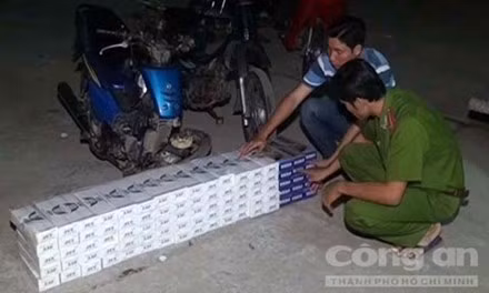 Kẻ buôn thuốc lá tông xe vào công an rồi nhảy sông tẩu thoát ảnh 1