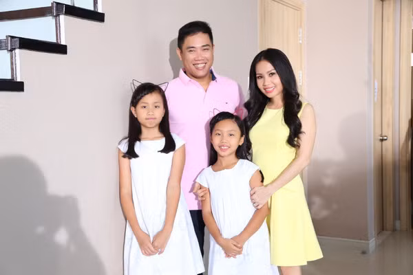 Khoảnh khắc hạnh phúc của Cẩm Ly bên chồng và hai con gái