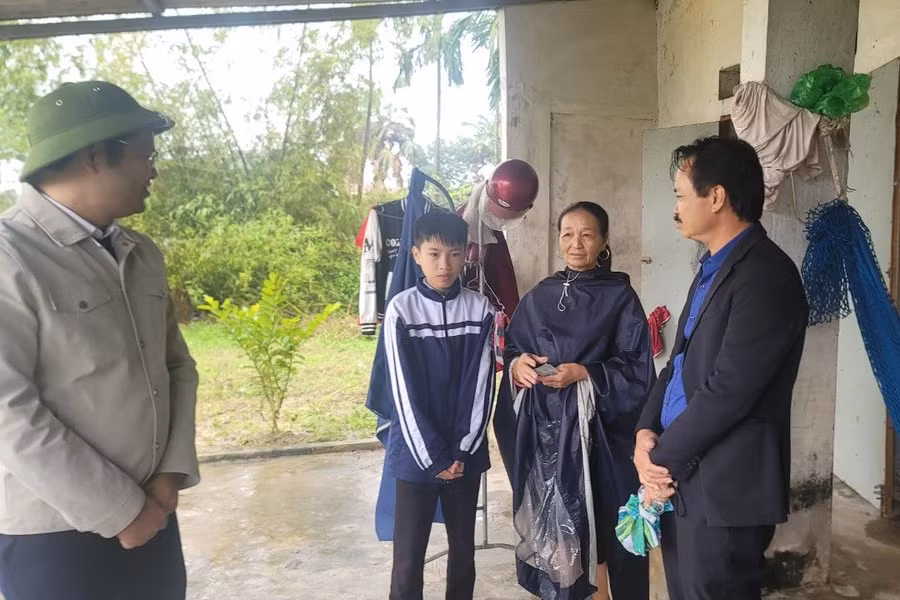 Đại diện Báo GD&amp;TĐ, chính quyền địa phương cùng các nhà hảo tâm đến thăm hỏi, động viên và trao quà cho em Đinh Nhật Phong.