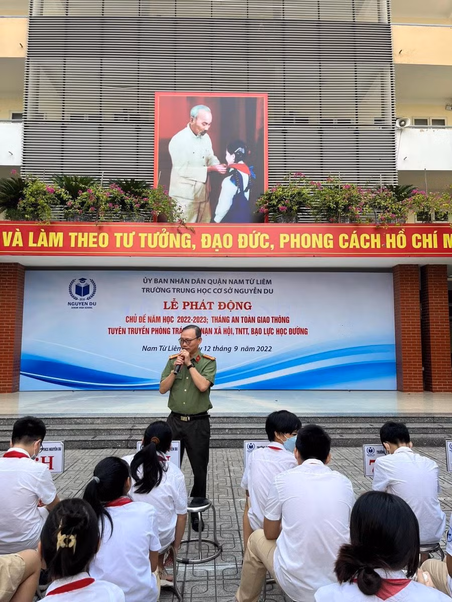 Tiến sĩ Đào Trung Hiếu truyền đạt các kỹ năng.